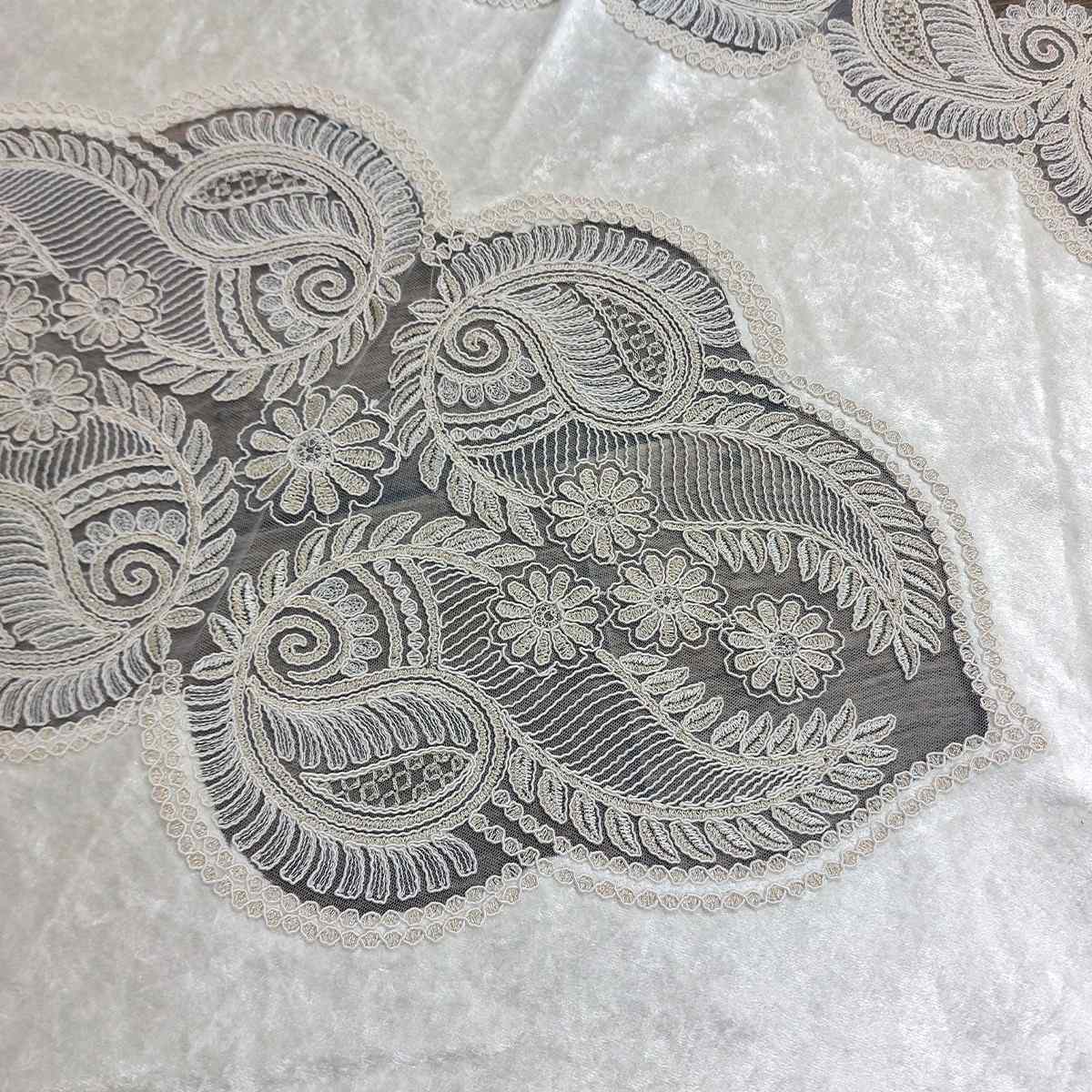 Runner in velluto con tulle ricamato 65 x 140 cm - R100