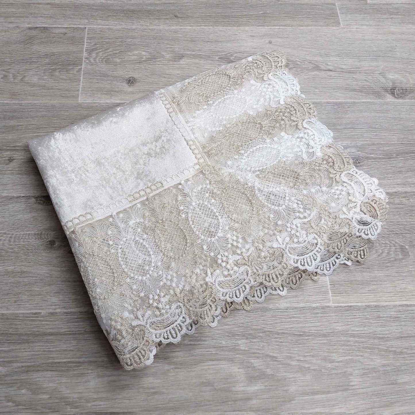 Copritavola in velluto con Pizzo Tokyo (Bianco/Beige)