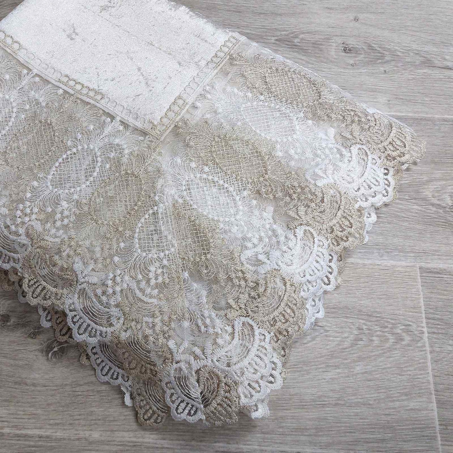 Copritavola in velluto con Pizzo Tokyo (Bianco/Beige)