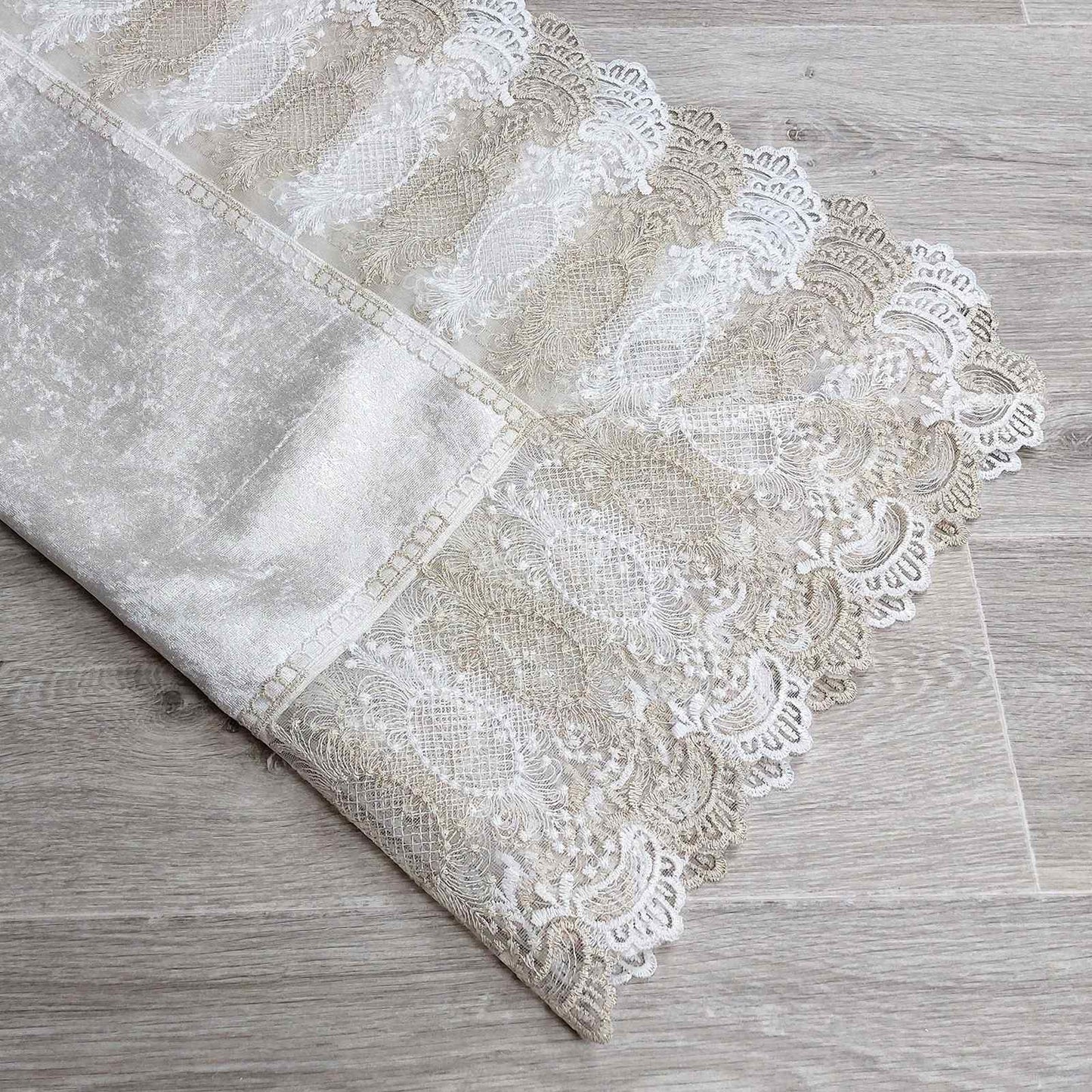 Copritavola in velluto con Pizzo Tokyo (Bianco/Beige)