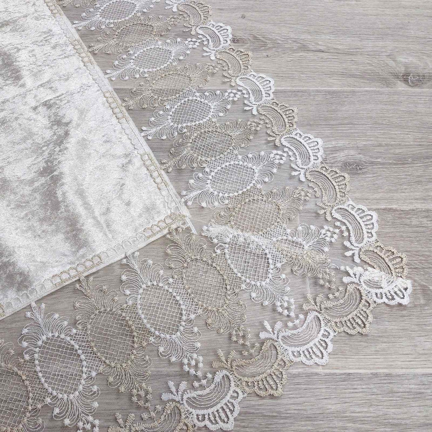 Copritavola in velluto con Pizzo Tokyo (Bianco/Beige)
