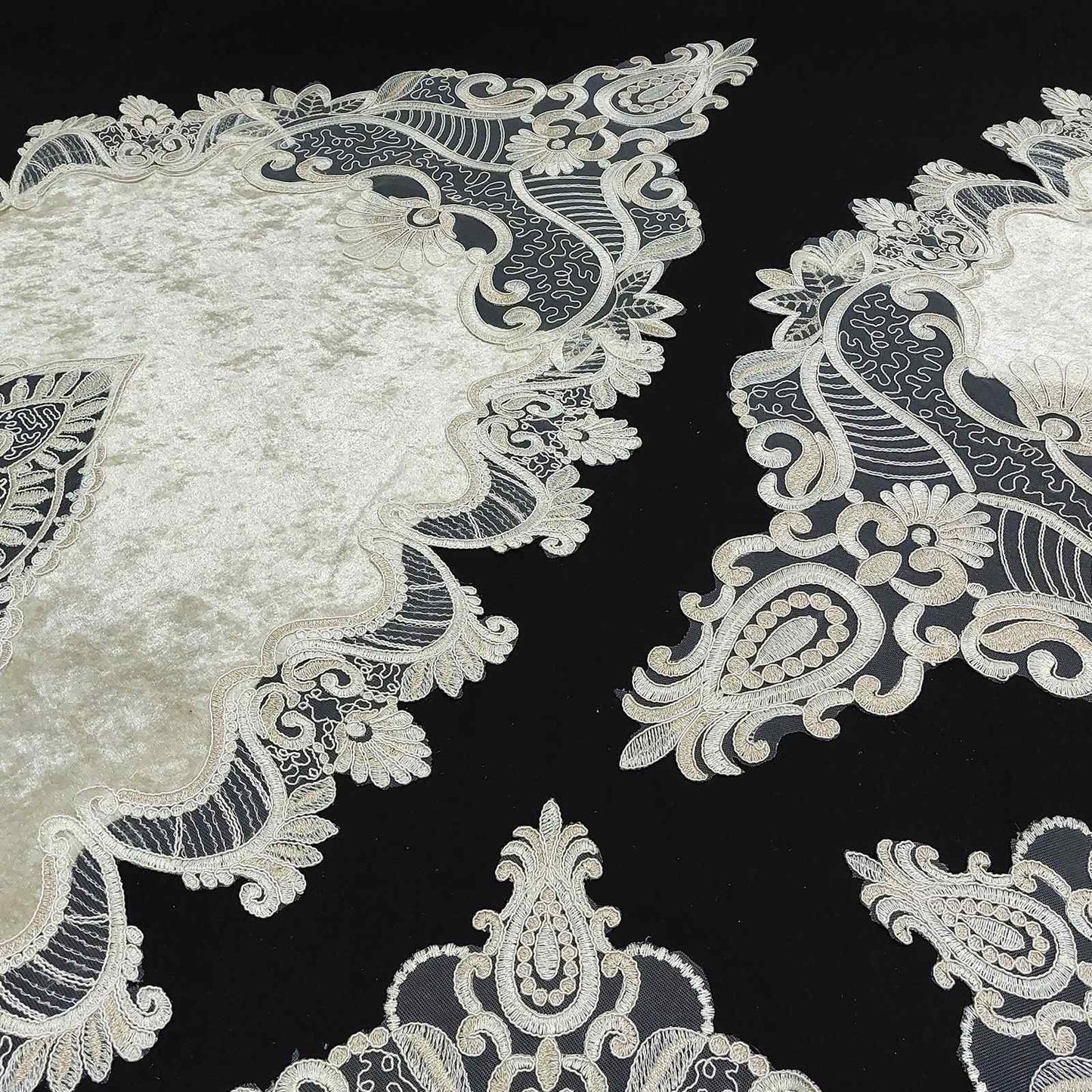 Set centrini 5 pezzi in velluto con tulle ricamato - Turin